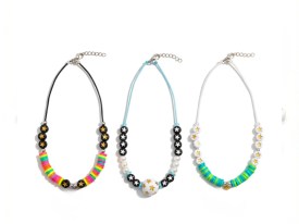 Cuentas plasticas pastilla negra estrella blanca 